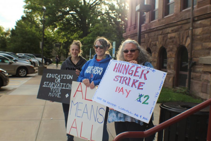 Hunger+Strike+Protesters+Spotted+Outside+Central