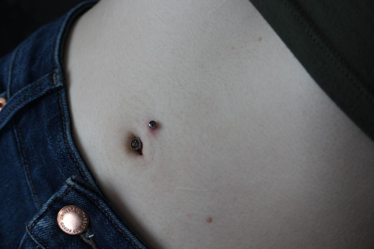 Healing belly button piercing on Simone Hoogheem